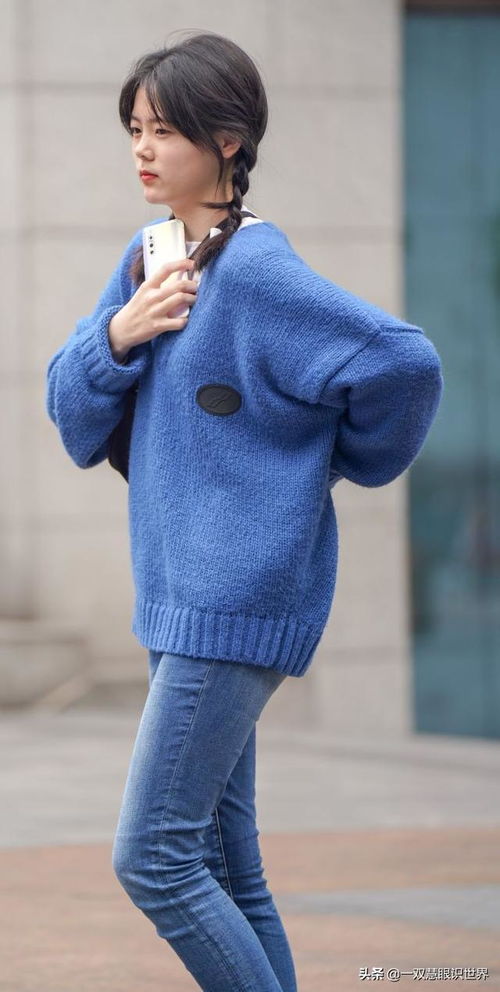 街拍蓝色系穿搭很好看,美女一枚枚