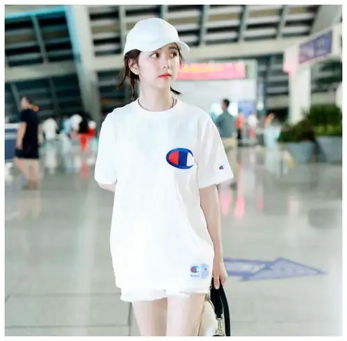 被谭松韵美到了,毛衣搭配百褶裙甜美似少女,感觉嫩回了18岁