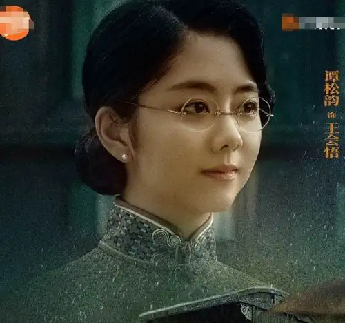 原以为谭松韵只适合甜美少女,看到她的旗袍扮相,端庄大气太绝了
