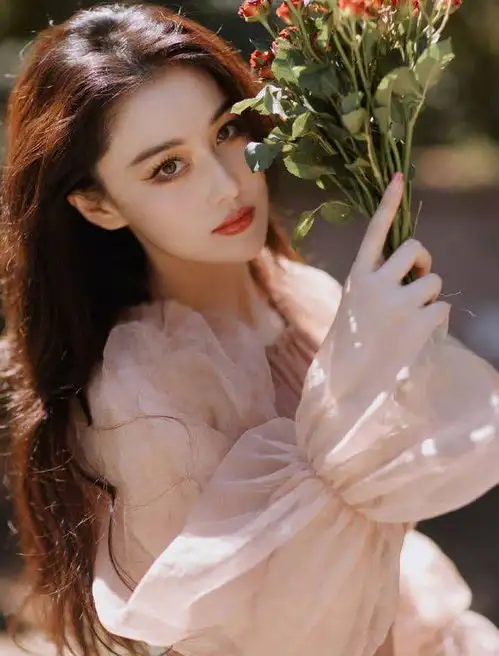 张馨予沐浴阳光,恬静温柔如油画美人,五年婚姻甜蜜如初