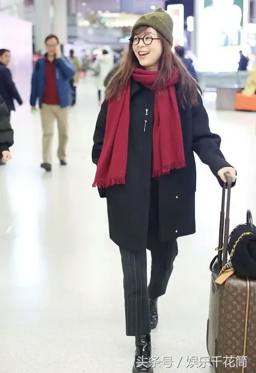 胖成圆脸,张静初现身机场,戴猫耳帽黑框镜变身日系文艺少女