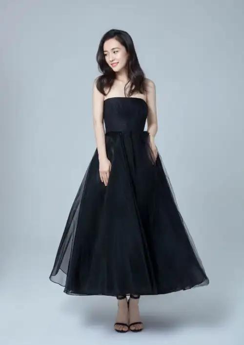 吴倩晒29岁生日写真,拼接吊带长裙勾勒曼妙身姿,举手投足散发迷人魅力
