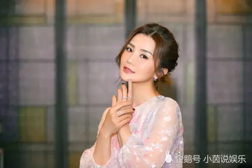 阿sa穿粉纱亮片长裙现身公益慈善晚宴,清纯甜美还如少女模样