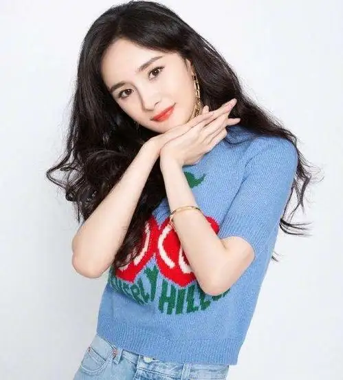 杨幂有多随意直播穿10cm短裙踩拖鞋,有谁注意到她的脚踝吗