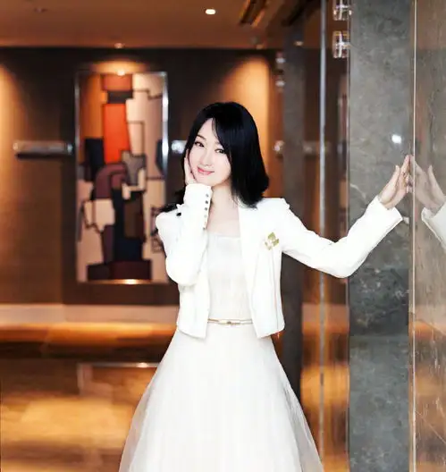 47岁杨钰莹晒金曲音乐会美照,仙气飘飘婉约可爱,跪求保养秘诀