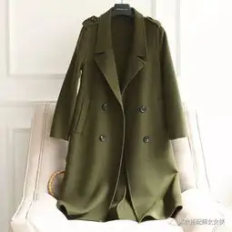 你的秋冬红唇look配绿色系毛呢外套,