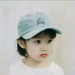 穿白衬衣戴韩版鸭舌帽的小女孩叫啥