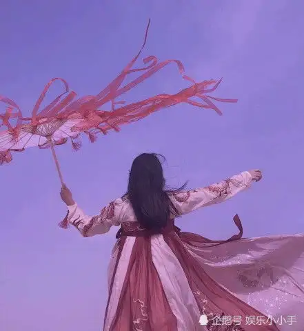 北冥有鱼已过时汉服天空拍照才吃香,自带仙气和光感