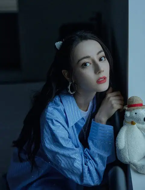 迪丽热巴头戴猫耳配饰,身穿男友风衬衫,化身猫系女友秀美腿