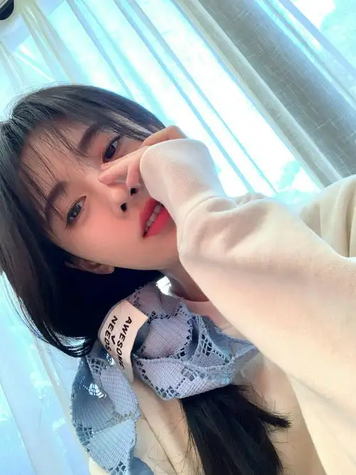 组图鞠婧祎晒秋高气爽plog毛线马甲搭配短裤清新甜美