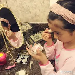 萌娃当道纷纷成为化妆小能手了,爱美真是女孩子的天性