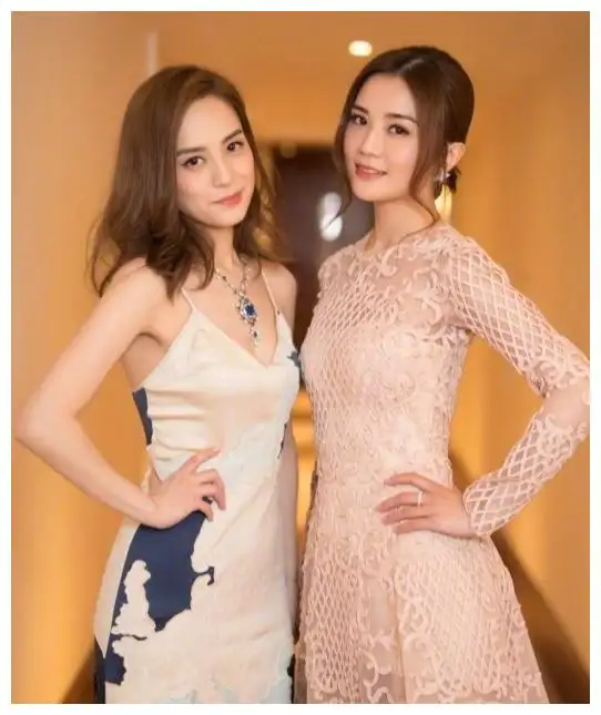 阿sa带奶奶出游,牛仔配棒球帽减龄少女穿荷叶边裙好甜美哪有37