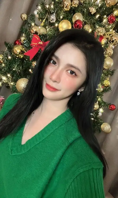 王大陆陪蔡卓宜过圣诞节,穿同色系情侣装送女友超大花束好浪漫