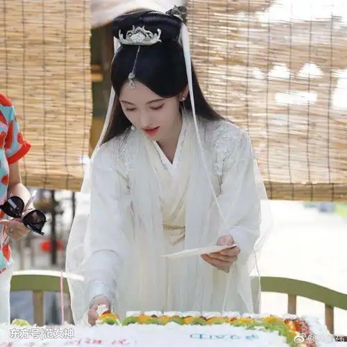 鞠婧祎在拍戏中度过生日,网友白衣服的好美啊
