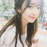 女生头像拿着一堆零食经不起的不怪时间经得起的也无关时间长短.