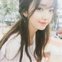 女生头像拿着一堆零食经不起的不怪时间经得起的也无关时间长短.