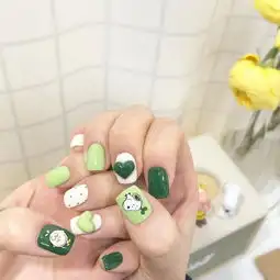 一组好看的绿色系美甲图片