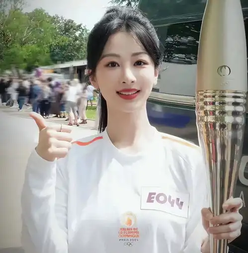 杨紫巴黎高举奥运火炬,扎高马尾少女感十足,刚毕业的女高我都信