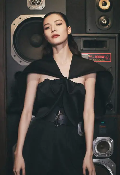 钟楚曦可甜可咸,妩媚起来也十分撩人,衣服架子的称号不是白叫的