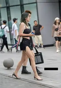 街拍美女黑色系打扮的小情侣,时髦个性,潮人范十足