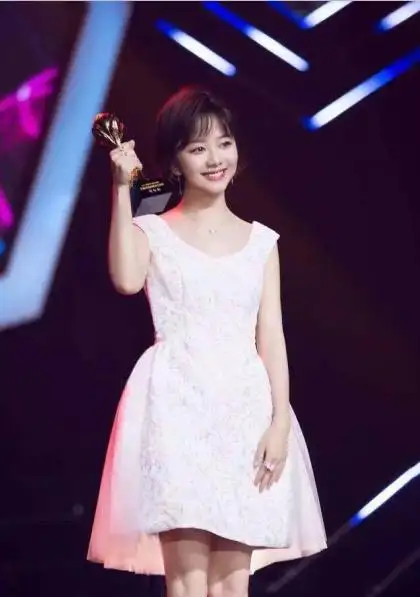 矮个子菇凉穿衣技巧,谭松韵小姐姐帅气甜美可爱女人味
