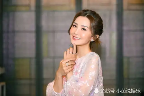 阿sa穿粉纱亮片长裙现身公益慈善晚宴,清纯甜美还如少女模样