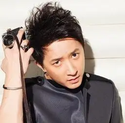 韩庚潮流长发尽显时代造型风尚