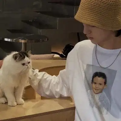 抱萌宠的男生头像,都说爱宠物的男生最有爱