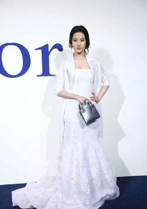 刘亦菲的仙气不是吹的,白裙配西装好知性,眼眸里都写着温柔