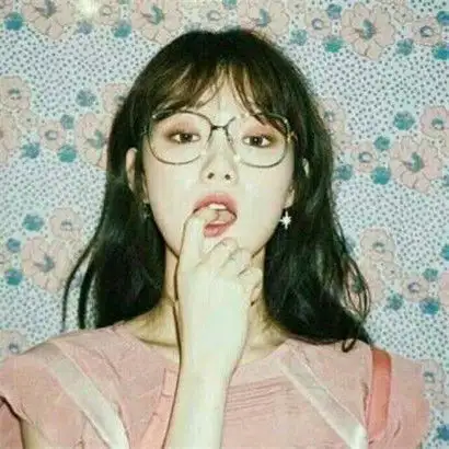 个性女生头像,有几张在海边的还有一张抱猫的