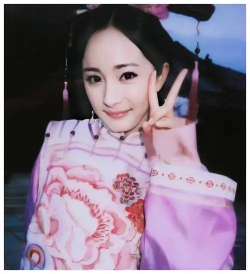 杨幂罕见换掉非主流头像新头像眼部遭揉捏搞怪十足,引爆笑