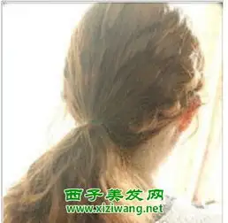 女生简单低马尾辫的扎法图解