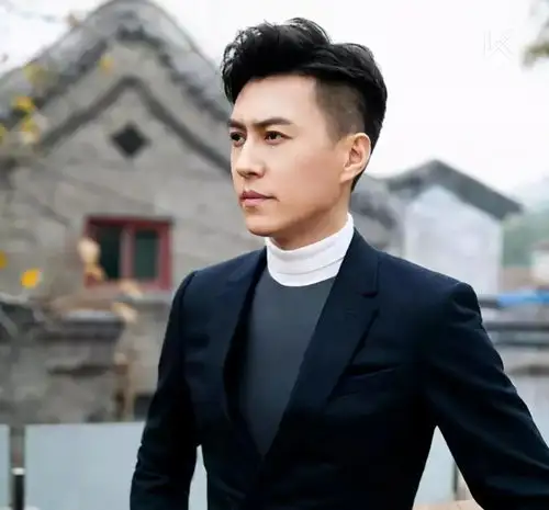 靳东妻子现身,穿着黑色t恤,曾是国际巨星,而今素颜也很美