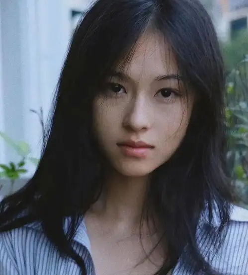 她长得第一眼很像章子怡,又有一点神似张柏芝