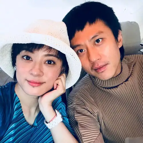 唐艺昕安慰张若昀没拿奖,遭张若昀粉质疑抄袭邓超,还被骂吸他血