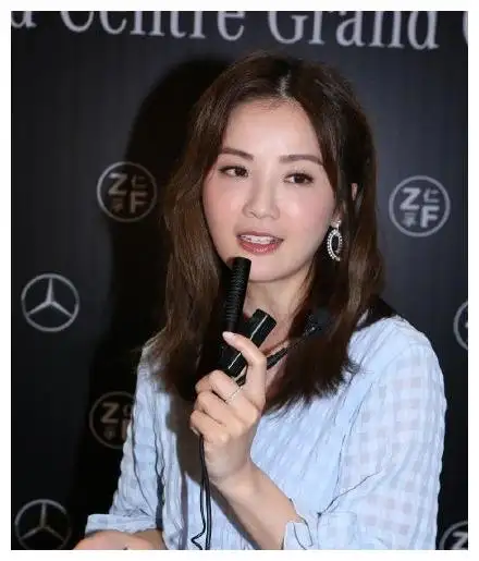 阿sa带奶奶出游,牛仔配棒球帽减龄少女穿荷叶边裙好甜美哪有37