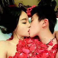 女生拿着手机被拍照的情侣头像微信头像图片大全