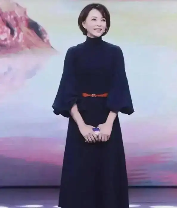 董卿消失两年复出,在拉萨合影素颜寡淡大变样认不出,但气质优雅