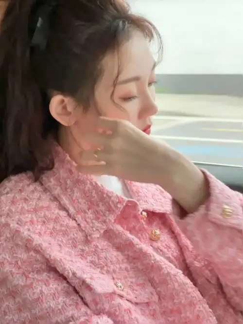 苗苗穿粉色小香外套甜美精致扎高马尾少女感十足