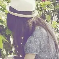 绿色的背景,戴帽子低头的女生头像