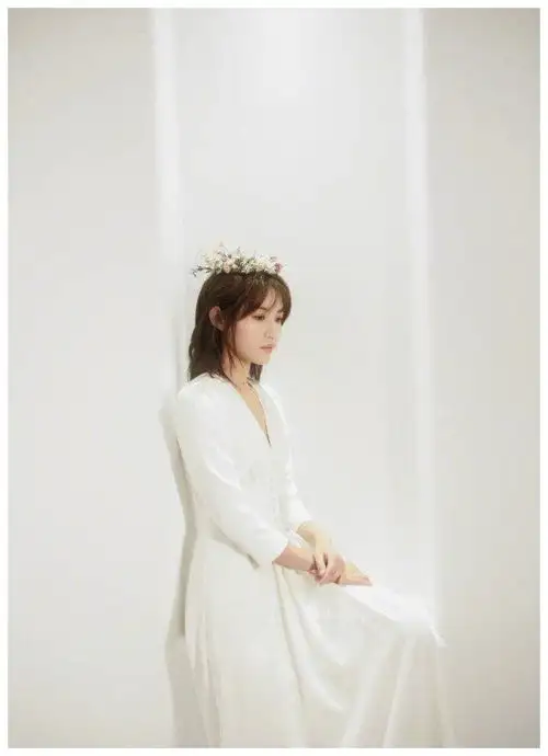 漂亮气质优雅女明星苏青白色连衣裙甜美仙气十足写真