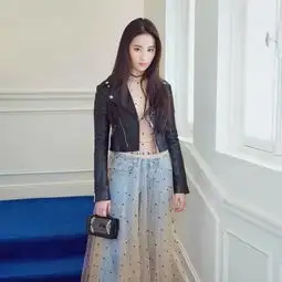 蕾哈娜刘亦菲坐镇dior大秀,但是却都败给了一个98年仙出境界的妹子
