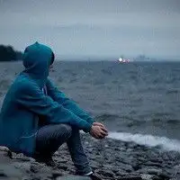 求一个男生坐在海边看海的伤感头像
