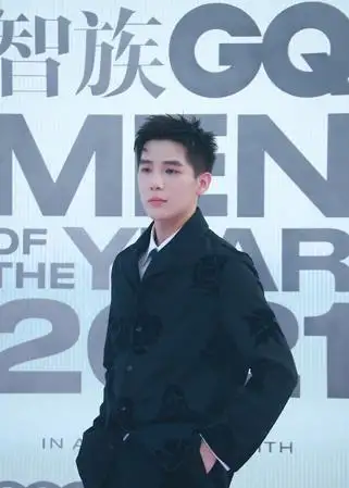 杨洋李现两大流量齐聚10位男星红毯造型,邓伦化身禁欲系男神