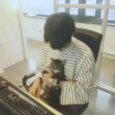 抱猫的男生头像真人