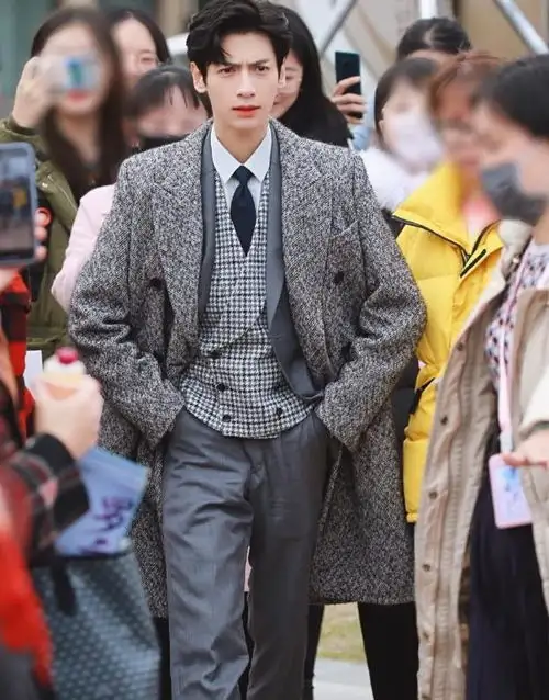 31岁罗云熙撞上31岁朱一龙,同样是叠穿造型,少年感和禁欲系