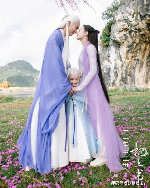 枕上书迪丽热巴补妆,身后男化妆师撞脸朱一龙c位送你出道