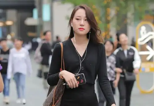 街拍时尚简约大方的黑色系轻熟风穿搭,气质女生都喜欢