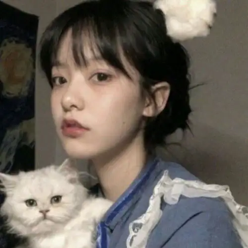 有没有这样类似女子抱着猫的头像