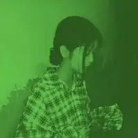滤镜绿色头像绿色滤镜自拍的女生头像